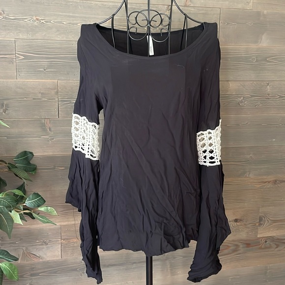Elan Tops - Beautiful peasant style, long sleeve scoopneck blouse